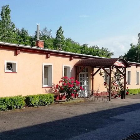 Collingo Belvarosi Szallas Daire Kazincbarcika Dış mekan fotoğraf