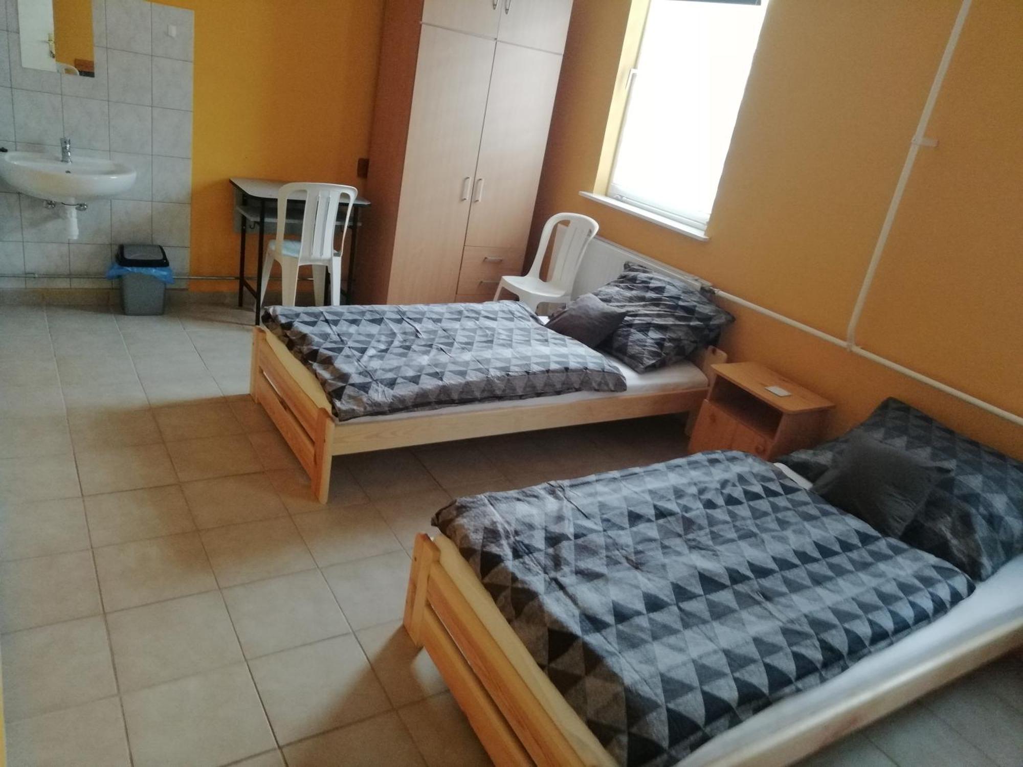 Collingo Belvarosi Szallas Daire Kazincbarcika Oda fotoğraf
